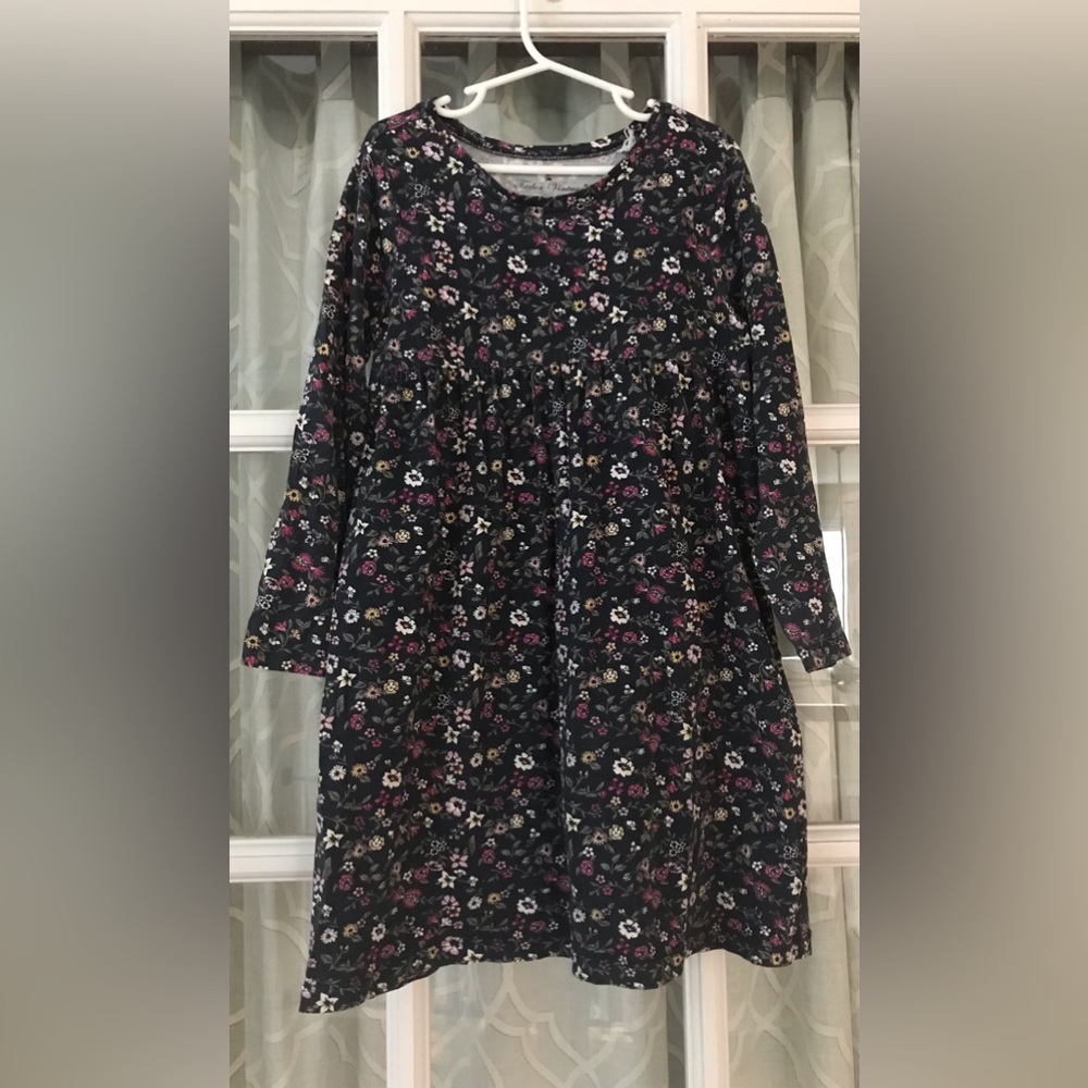 Tudor Vintage size 8 girls’ floral dress, dark background, beautiful for spring